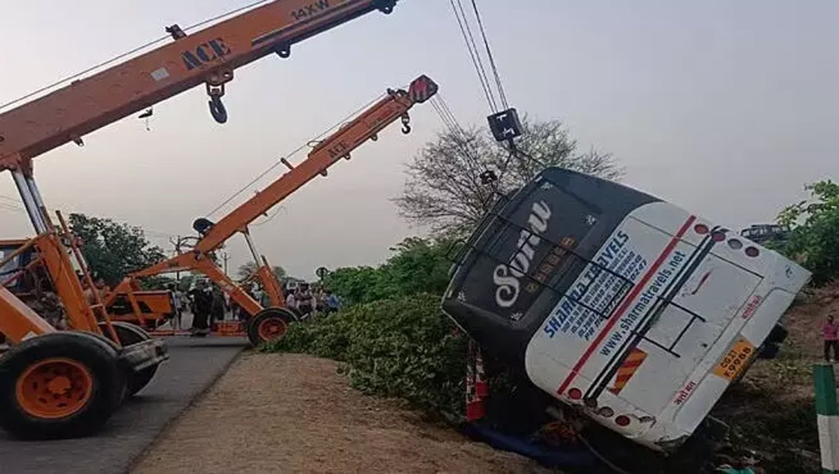 गहरी खाई में गिरी यात्रियों से भरी बस, हादसे में 42 लोग घायल, मचा हड़कंप