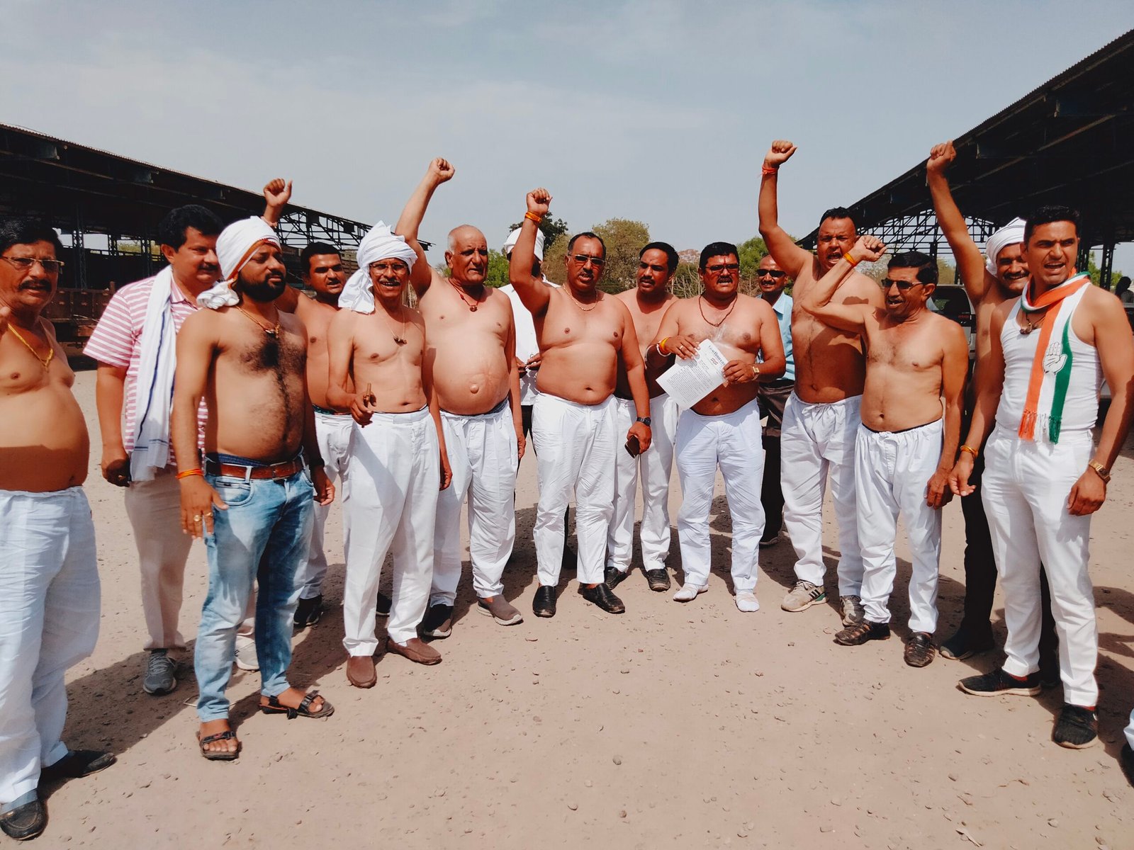 किसानों का हाईवे पर अर्धनग्न प्रदर्शन, अपनी इस मांग को लेकर कलेक्टर को सौंपा ज्ञापन