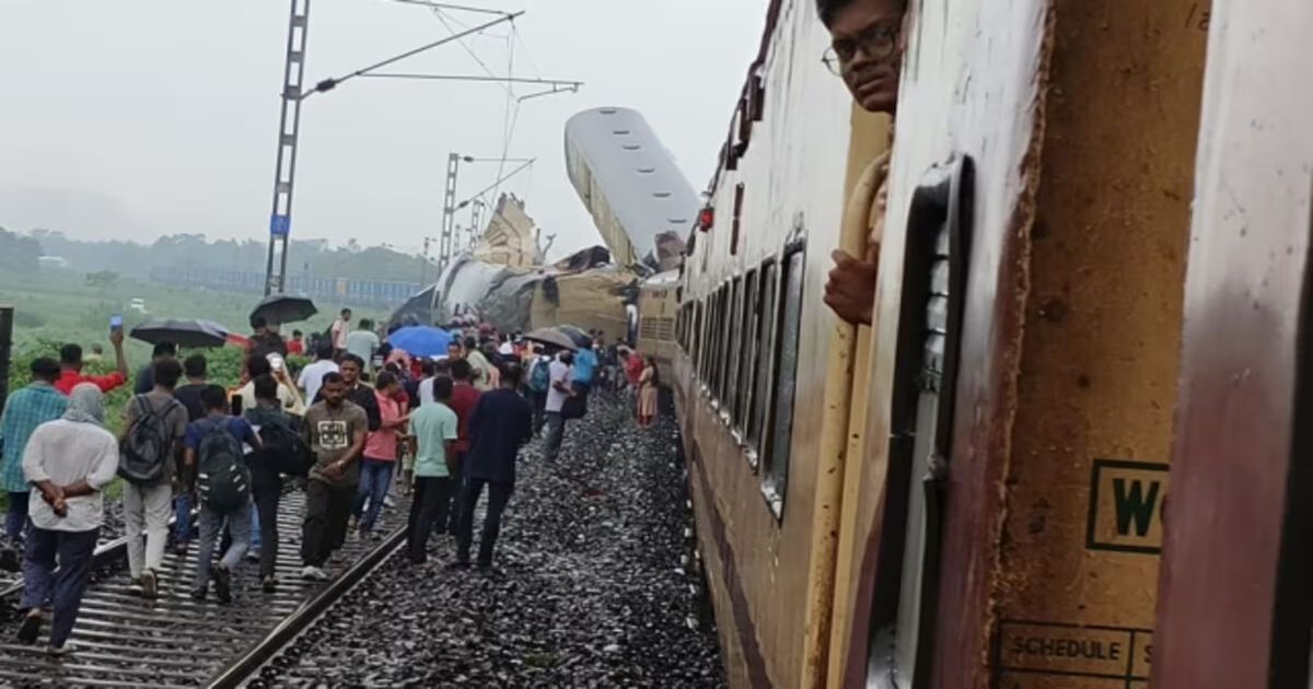 Live Update: जलपाईगुड़ी ट्रेन हादसे में मरने वालों की संख्या हुई 15, रेलवे ने मुआवजे का किया ऐलान, कांग्रेस ने रेल मंत्री से मांगा इस्तीफा, तस्वीरों में देखें हादसा