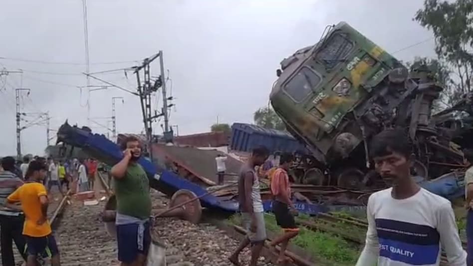 बड़ा ट्रेन हादसा: पश्चिम बंगाल में मालगाड़ी से टकराई कोलकाता जा रही कंचनजंघा एक्सप्रेस, रेस्क्यू जारी