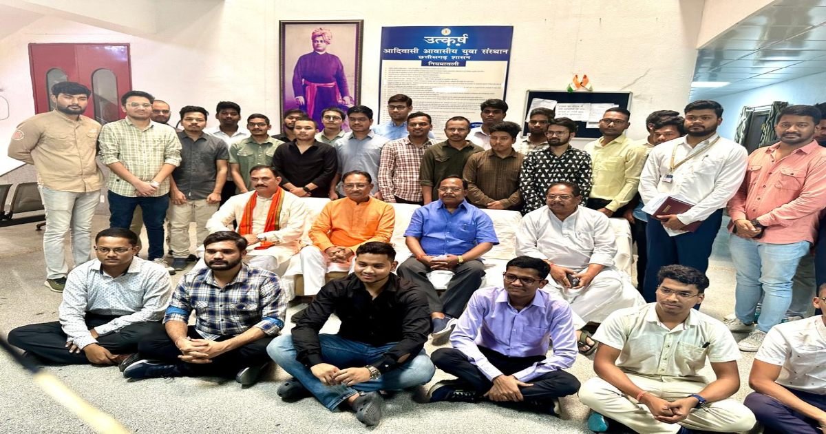 CM विष्णुदेव का ट्राइबल यूथ हॉस्टल दौरा, छात्रों को किया मोटिवेट
