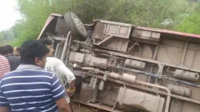 बड़ा सड़क हादसा: ड्राइवर की लापरवाही से तेज रफ्तार रोडवेज बस पलटी, 40 स्कूली बच्चे हुए घायल