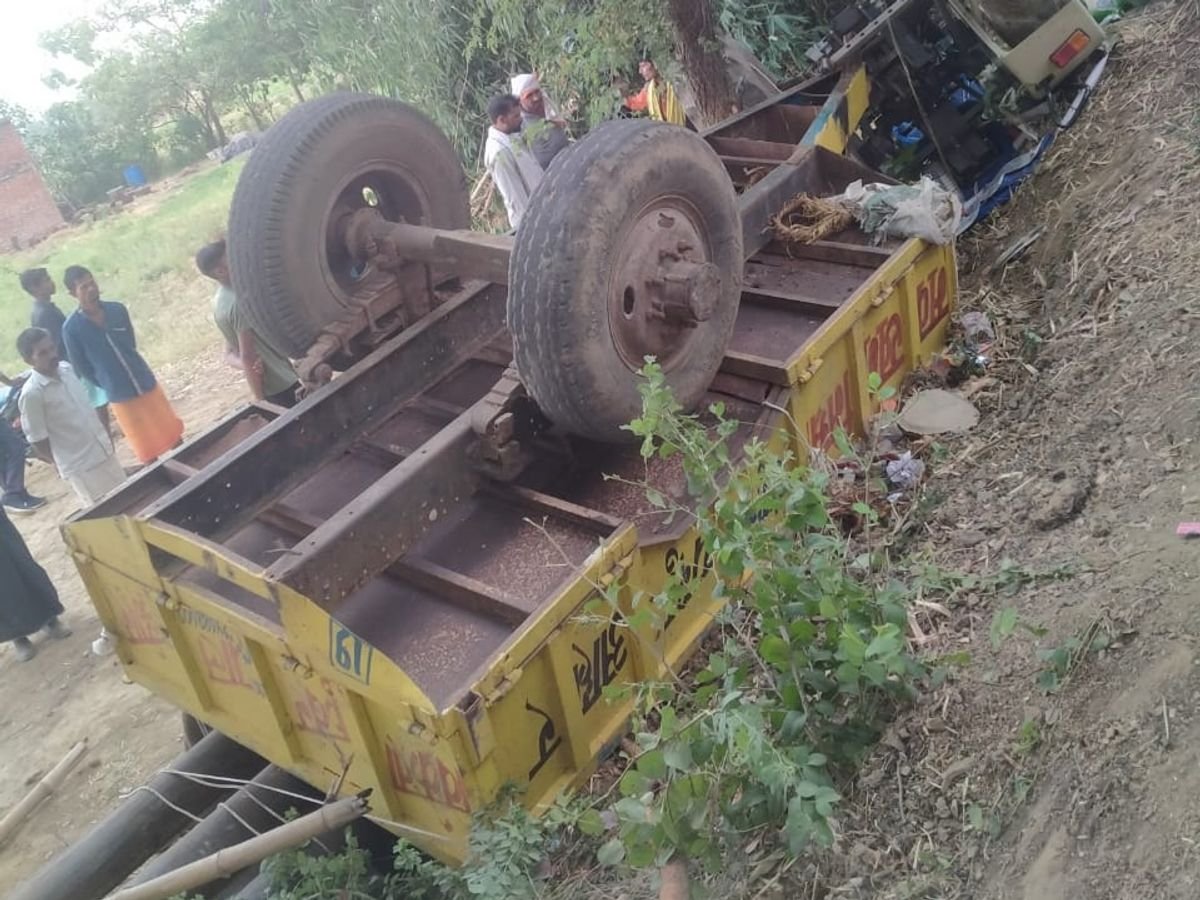 टैंकर ने कावड़ियों से भरी ट्राली को मारी टक्कर, तीन की मौत, 10 घायल