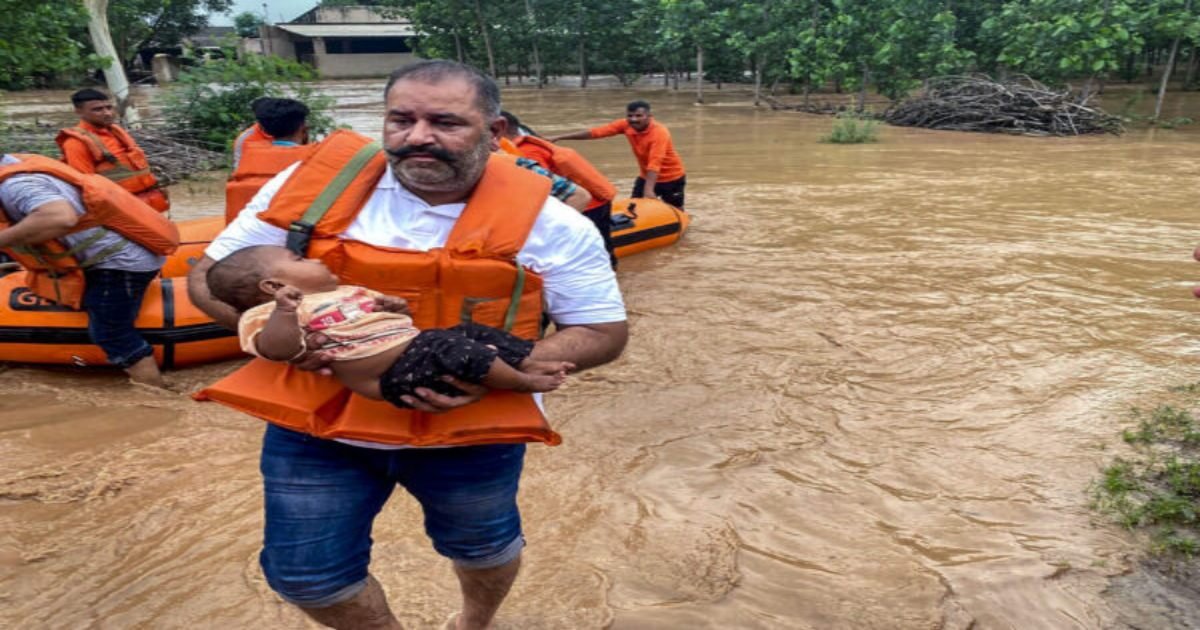 भारी बारिश से तबाही का मंजर, गांवों का टूटा संपर्क, रेस्क्यू टीम ने लोगों को कराया नदी पार