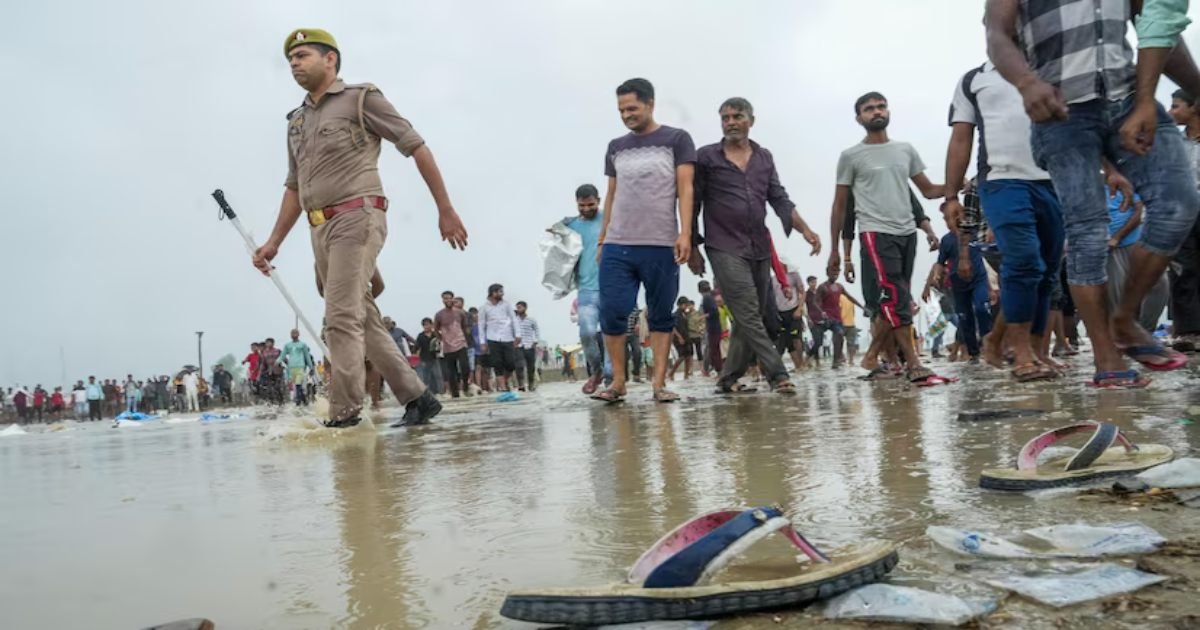 Breaking: हाथरस हादसे में बड़ा ऐक्शन, SDM और सीओ सहित 6 अधिकारी निलंबित