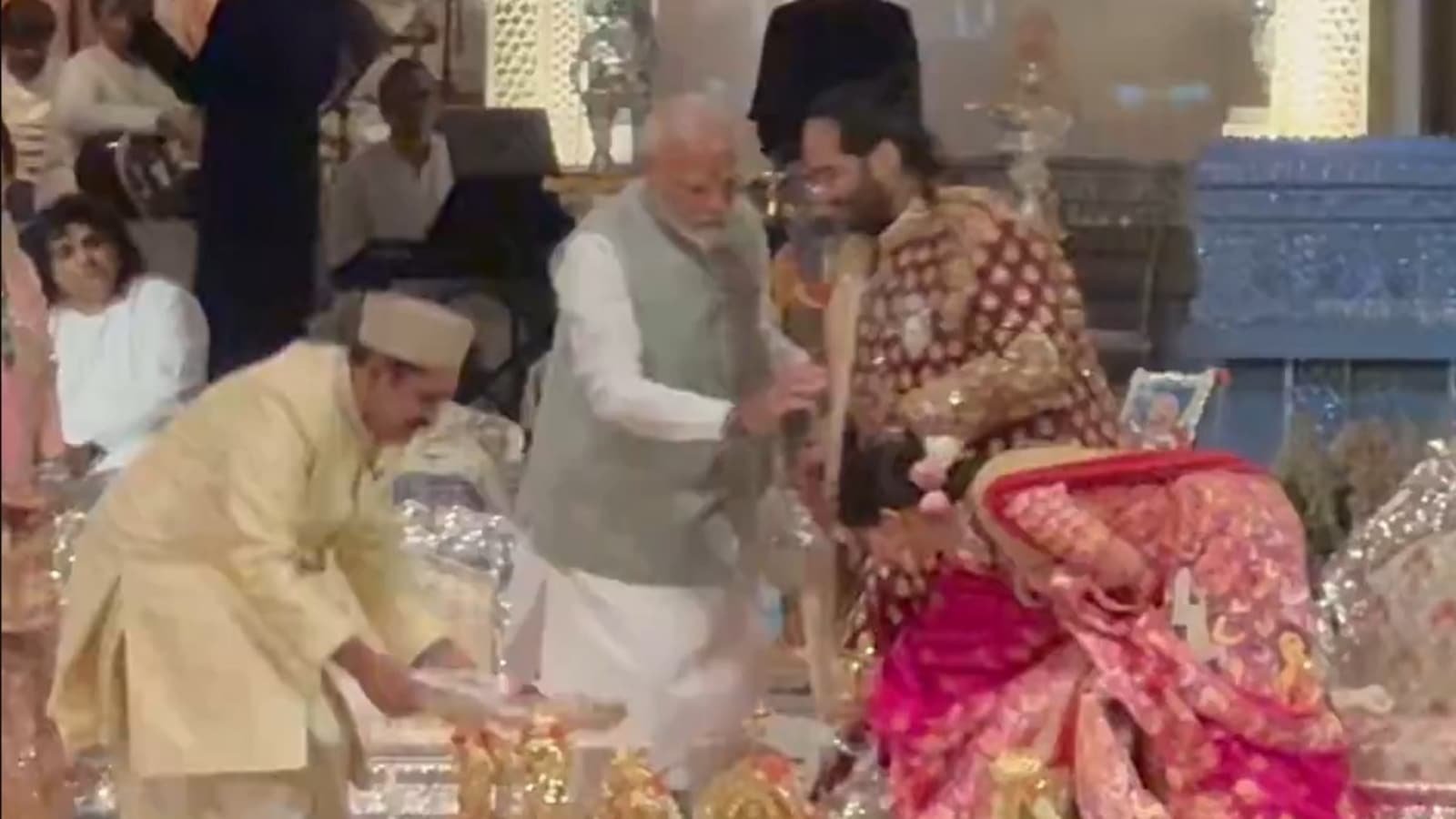 अनंत-राधिका के आशीर्वाद समारोह में शामिल हुए PM मोदी, दोनों ने पैर छू कर लिया आशीर्वाद