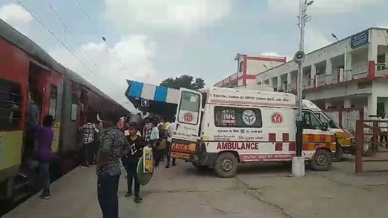 ट्रेन में आग लगने की फैली झूठी अफवाह, जान बचाने के लिए चलती ट्रेन से कूदे यात्री, भगदड़ में 20 घायल
