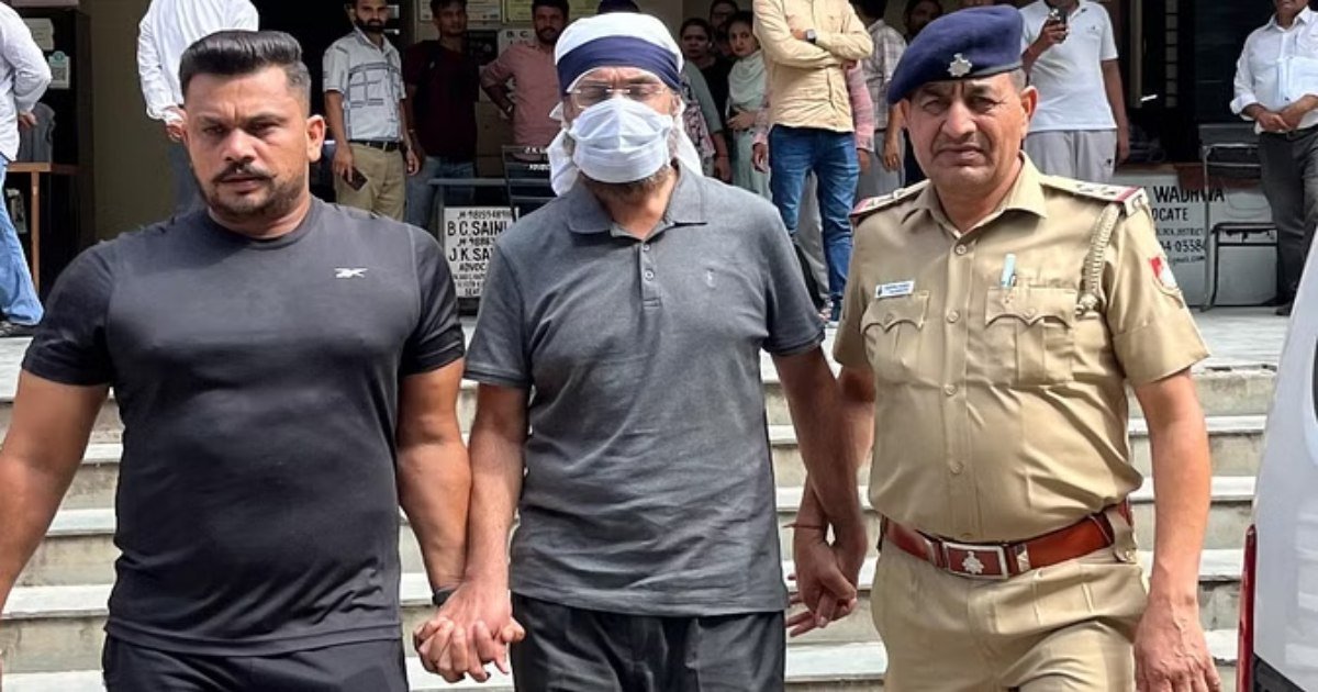 कोर्ट में फायरिंग: पूर्व पुलिस AIG ने कोर्ट में गोली मारकर की दामाद की हत्या