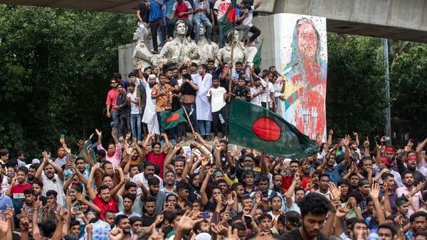 आंदोलन की आग के बीच बड़ा तख्तापलट, इस देश की प्रधानमंत्री ने दिया इस्तीफा, सेना संभाली सत्ता की कमान