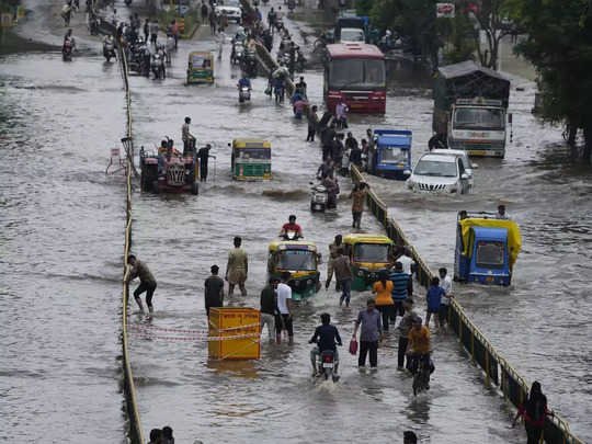 भारी बारिश से गुजरात में मची तबाही, निचले इलाकों में जल सैलाब से जीवन हुआ हताहत
