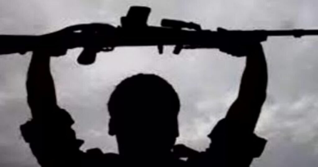 लाल आतंक पर निर्णायक प्रहार: बस्तर में हार्डकोर नक्सली कमांडर पापाराव सहित कुल 18 माओवादियों का आत्मसमर्पण