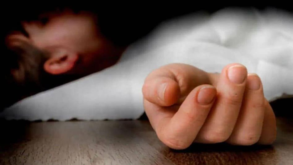 बेरहम पिता का कहर: खिलौने के लिए झगड़ रही बच्चियों की लात-घूंसे और डंडे से की पिटाई.. एक की हुई मौत दूसरी पहुंची अस्पताल