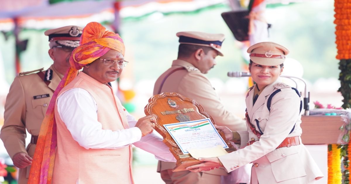 मुख्यमंत्री ने स्वतंत्रता दिवस पर 46 पुलिस अधिकारियों एवं जवानों को पुलिस पदकों से किया सम्मानित