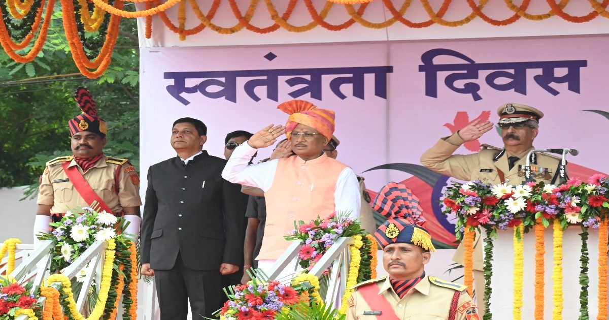 CM विष्णुदेव ने किया ध्वजारोहण, बताया- शिक्षा-रोजगार सहित प्रदेश के विकास के लिए क्या है सरकार का विजन