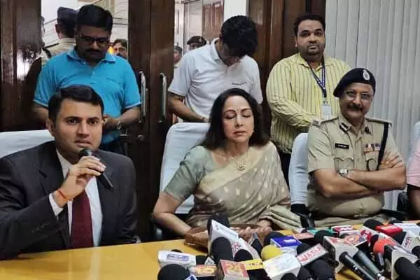 नंबर वन राज्य बनेगा छत्तीसगढ़, ड्रीम गर्ल ने की मुख्यमंत्री की जमकर तारीफ, चक्रधर समारोह में लगाया चार चांद