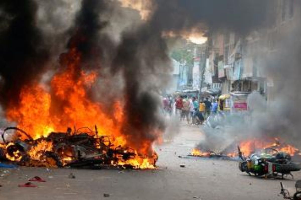 गणेश विसर्जन के दौरान उपद्रवियों का पथराव, दुकानों और बाइकों में लगाई आग, 144 लागू