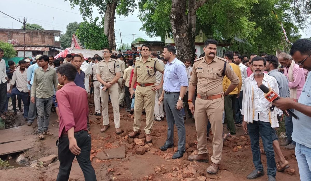 बारिश के बीच बड़ा हादसा; सालों पुरानी किले की दीवार ढहने से 9 लोग मलबे में दबे, सात की दर्दनाक मौत