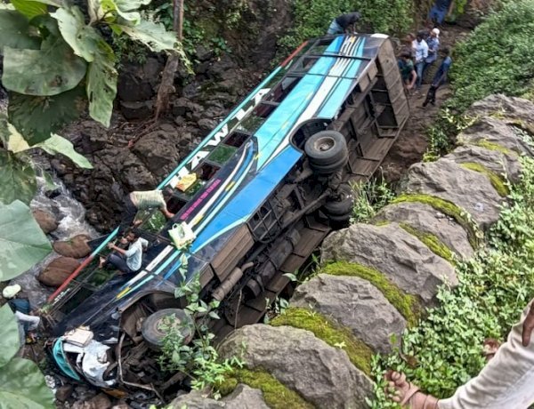 भीषण सड़क हादसा: यात्रियों से भरी बस खाई में पलटी, चार की मौत, 40 घायल