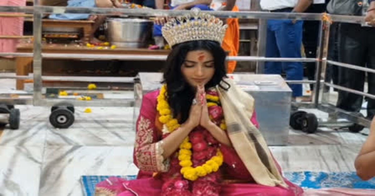 ताज पहनकर महाकाल के दरबार पहुंची मिस इंडिया, मर्यादा पर छिड़ा विवाद.. पुजारियों ने जताई नाराजगी