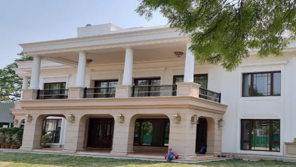 अब CM हाउस पर सियासी महाभारत, मुख्यमंत्री का समान फेंकने का लगाया आरोप, जानिए क्या है मामला