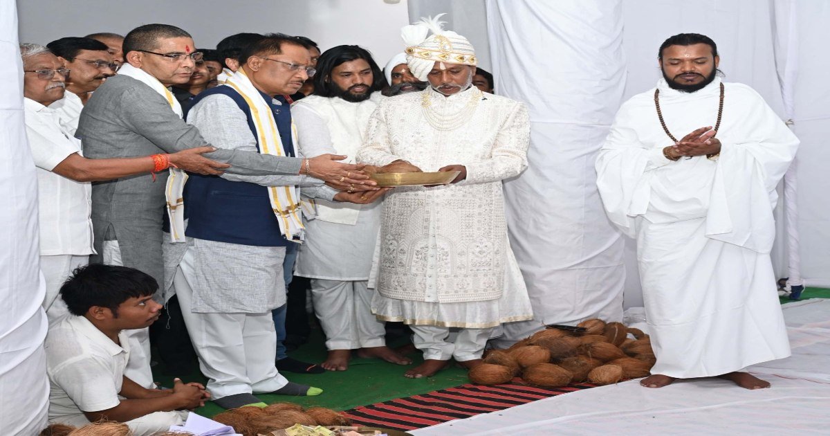 CM विष्णुदेव साय ने भण्डारपुरी धाम में किया गुरुगद्दी आसन के दर्शन, प्रदेश की खुशहाली की कामना की
