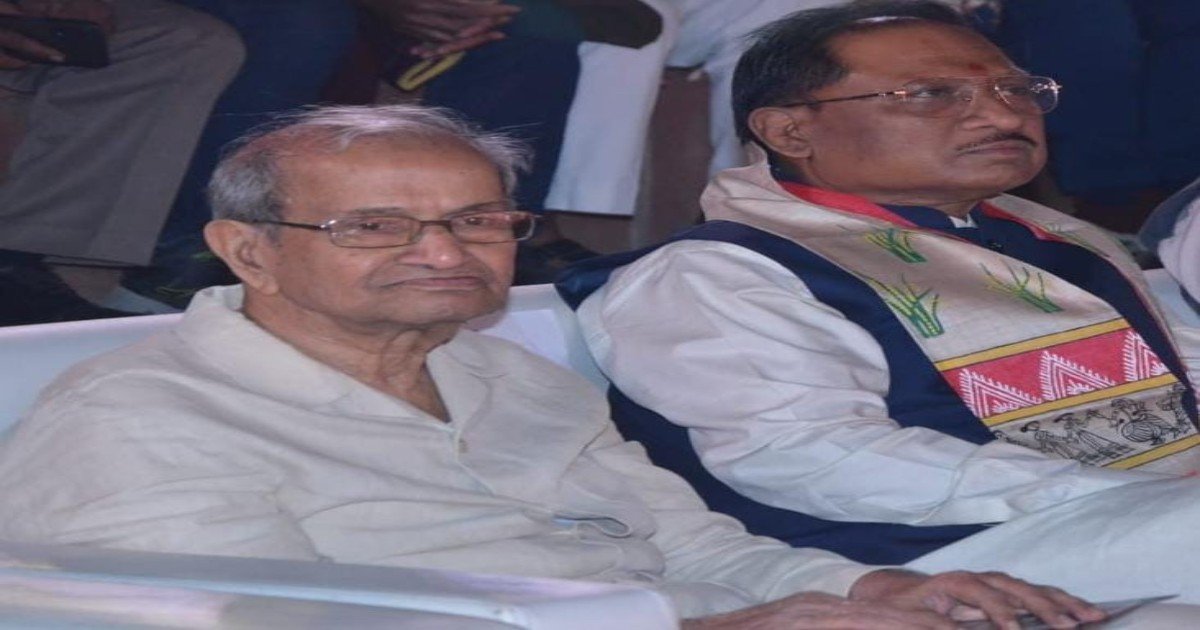 CM की संवेदनशीलता ने छू लिया सबका दिल, भारत मंडपम में दूर से खड़ेृ-खड़े कार्यक्रम देख रहे थे एक बुजुर्ग, मुख्यमंत्री ने पास बुलाकर अपने साथ बैठाया