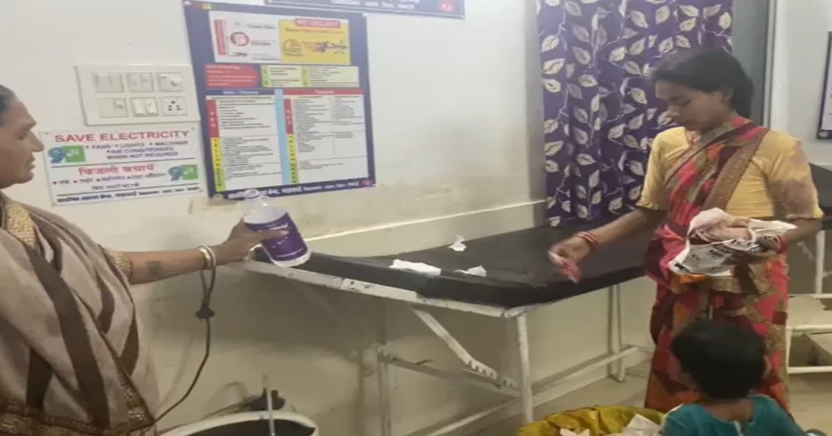 शर्मनाक: पति की मौत; अस्पताल ने गर्भवती पत्नी से साफ कराया बेड पर लगा खून, Video देख खौला लोगों का खून