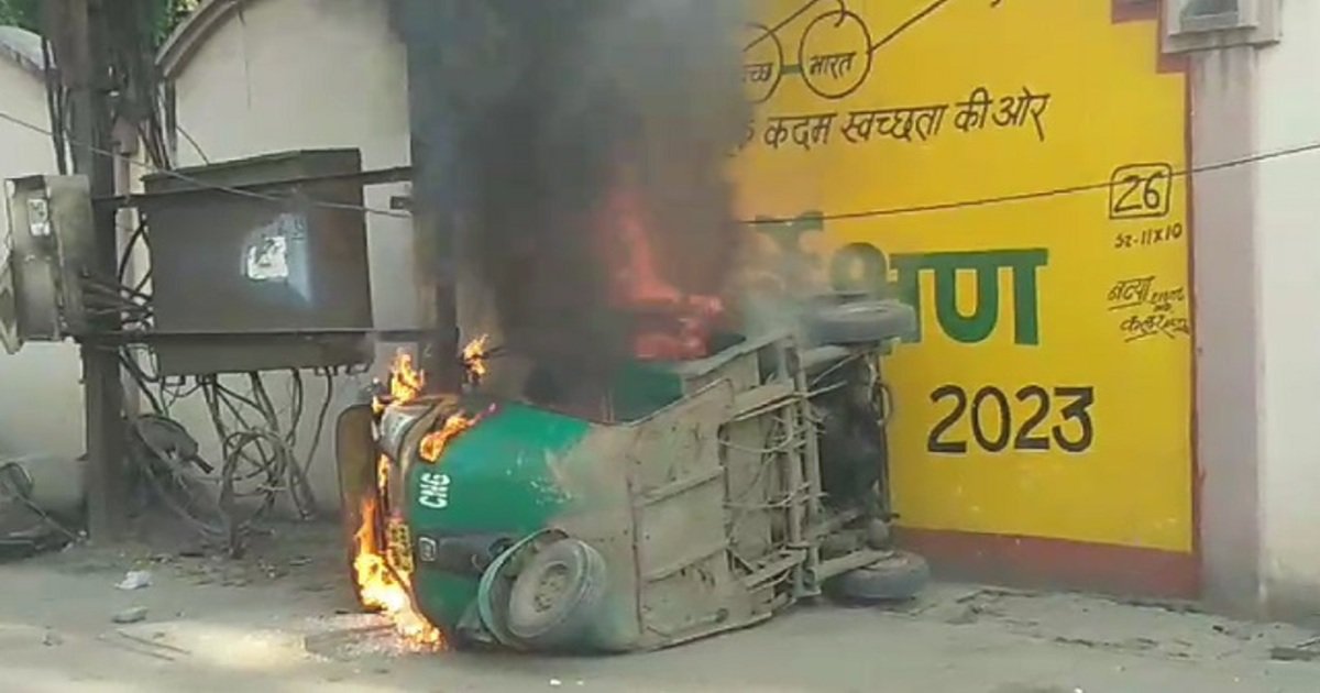 दो समुदायों के बीच मचा घमासन; वाहनों में तोड़फोड़, उपद्रवियों ने लगाई आग
