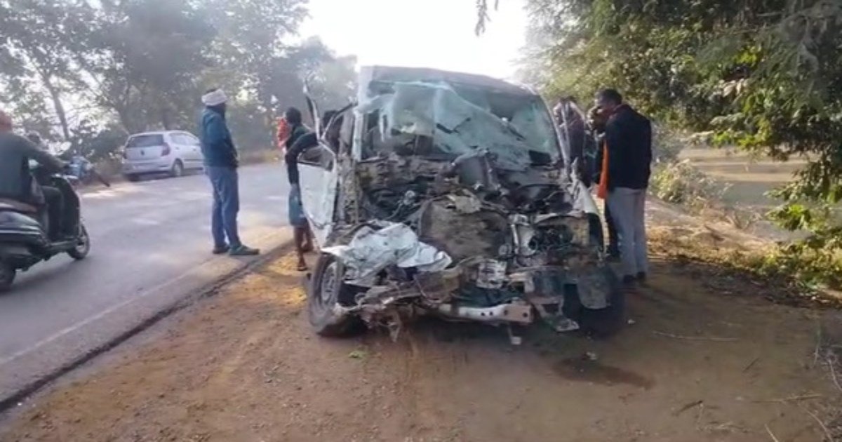 भीषण सड़क हादसा: छत्तीसगढ़ में ट्रक और कार के बीच टक्कर, 6 की मौत, 7 घायल