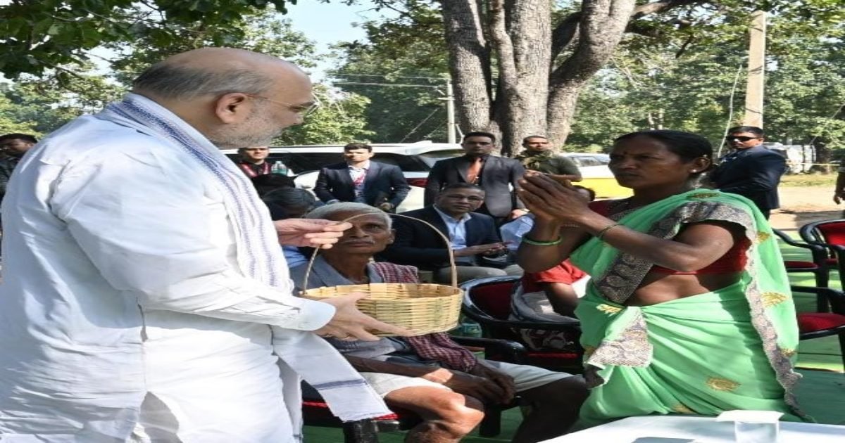 नक्सलगढ़ पहुंचे अमित शाह, गुण्डम गांंव में पेड़ के नीचे लगाई चौपाल, ग्रामीणों से की चर्चा