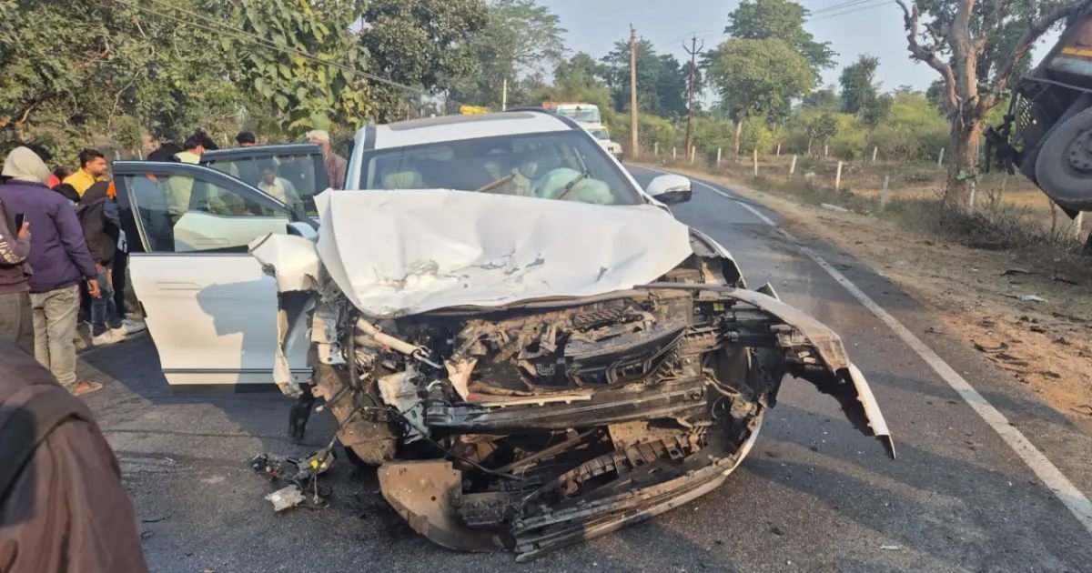कांग्रेस विधायक का एक्सीडेंट, परिवार सहित जा रहे थे कुंभ, कार के उड़े परखच्चे