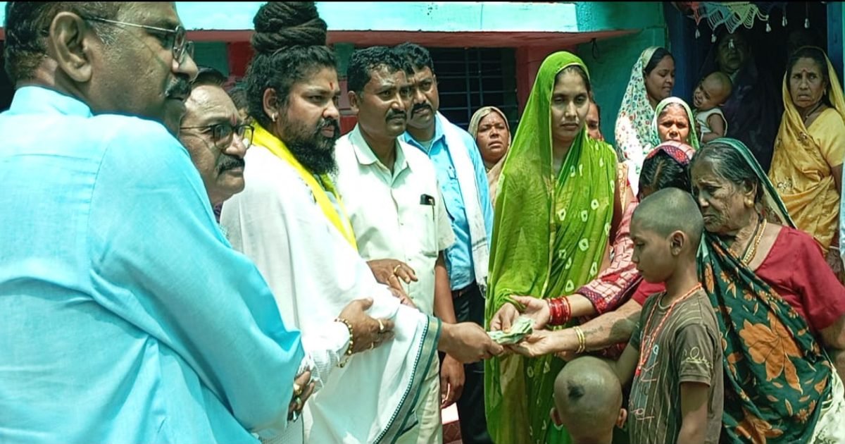 चार साल में तीन बेटों की मौत से टूटा परिवार, मानवता की मिसाल बने नाड़ी वैद्य ने की आर्थिक मदद