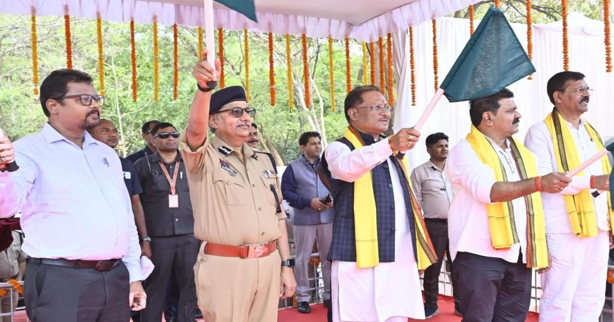 CM साय ने 20 नए अग्निशमन वाहनों को दिखाई हरी झंडी, कहा- नागरिक सुरक्षा और आपदा प्रबंधन को सशक्त बनाने के लिए दृढ़संकल्पित है हमारी सरकार