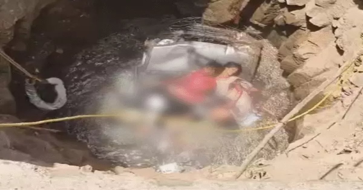 10 की मौत: बाइक से टकराकर कुएं में गिरी वैन, 10 की मौत, जहरीली गैस से रेस्क्यू करने वाले ग्रामीण की भी जान गई