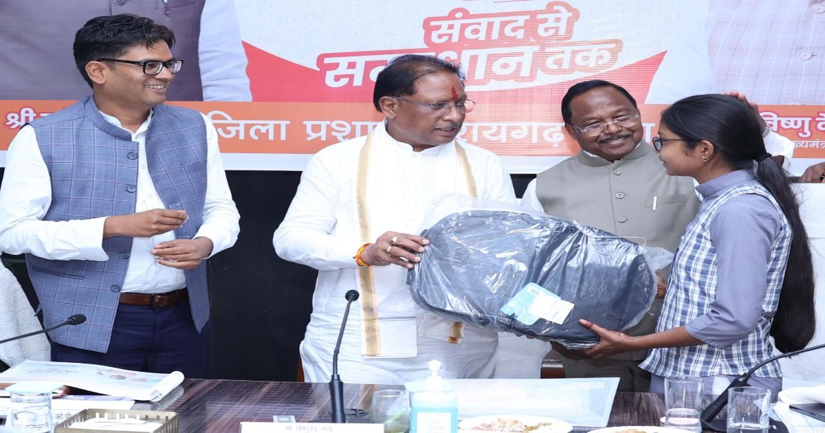 मुख्यमंत्री ने प्रतिभावान विद्यार्थियों को किया सम्मानित, लैपटॉप-टैबलेट भेंट कर बढ़ाया उत्साह