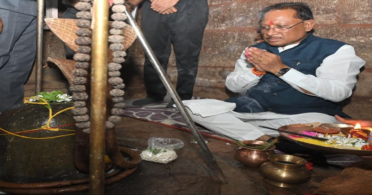 तेरहवीं शताब्दी के प्राचीन शिव व हनुमान मंदिर का CM साय ने किया दर्शन, कवर्धा के फणिनागवंशी राजाओं द्वारा नागर शैली में निर्मित हैं मंदिर