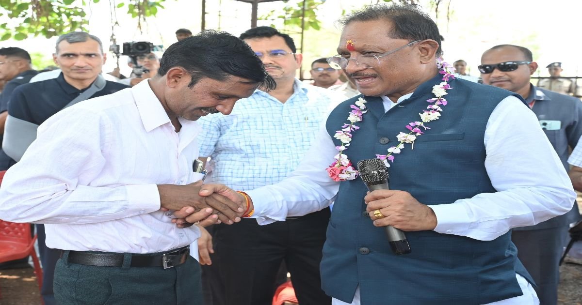 सुशासन तिहार 2025: CM अचानक पहुंचे बेमेतरा के सहसपुर, लिया ग्रामीणों से सीधा फीडबैक, की ये महत्वपूर्ण घोषणाएं