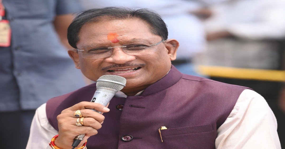 बिना तामझाम, सीधे संवाद: CM साय ने की शासकीय योजनाओं के क्रियान्वयन की समीक्षा, करिगांव में पीपल के पेड़ के नीचे चौपाल लगाकर सुनी ग्रामीणों की समस्याएं