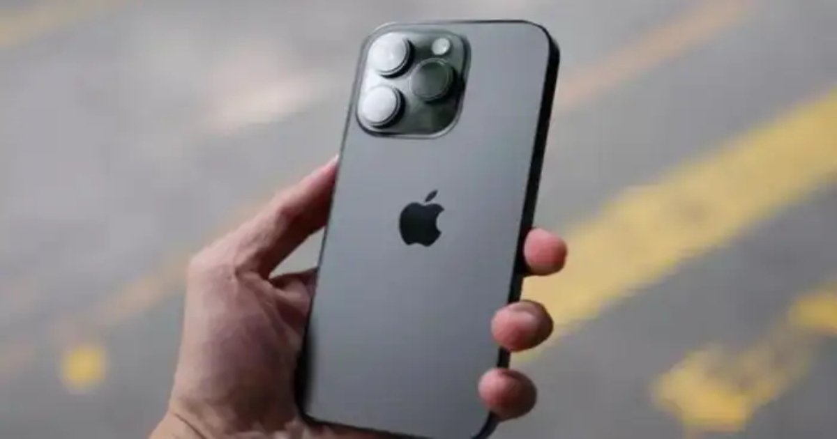 iPhone यूजर्स के लिए Apple की चेतावनी, फोन में मौजूद इस गड़बड़ी को करें ठीक, नहीं तो फोटो-वीडियो और बैंक डिटेल सहित सभी जानकारी हो जाएगी लीक