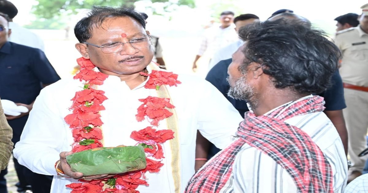 विष्णु के सुशासन में हो रहा संवाद और समाधान, बिलासपुर के ग्राम आमागोहन पहुंचकर मुख्यमंत्री ने किया ग्रामीणों से संवाद