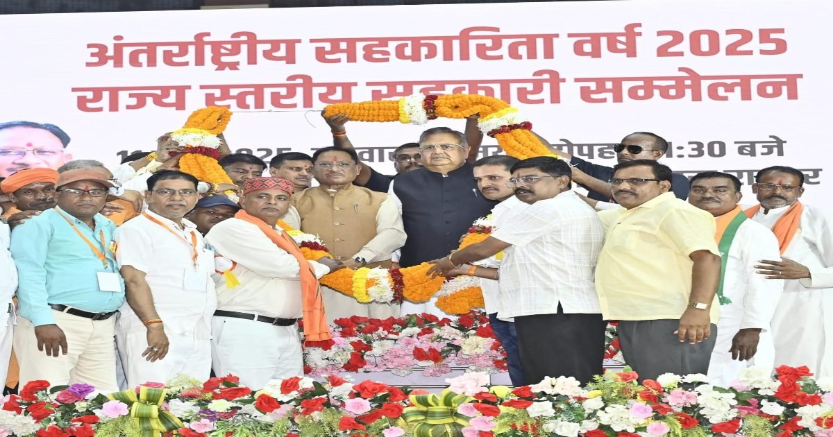 मुख्यमंत्री अपेक्स बैंक के नवनियुक्त प्राधिकृत अधिकारी के पदभार ग्रहण में हुए शामिल, कहा- PM मोदी के नेतृत्व में सहकारिता को घर-घर तक पहुंचाने की संकल्पना हो रही है पूरी