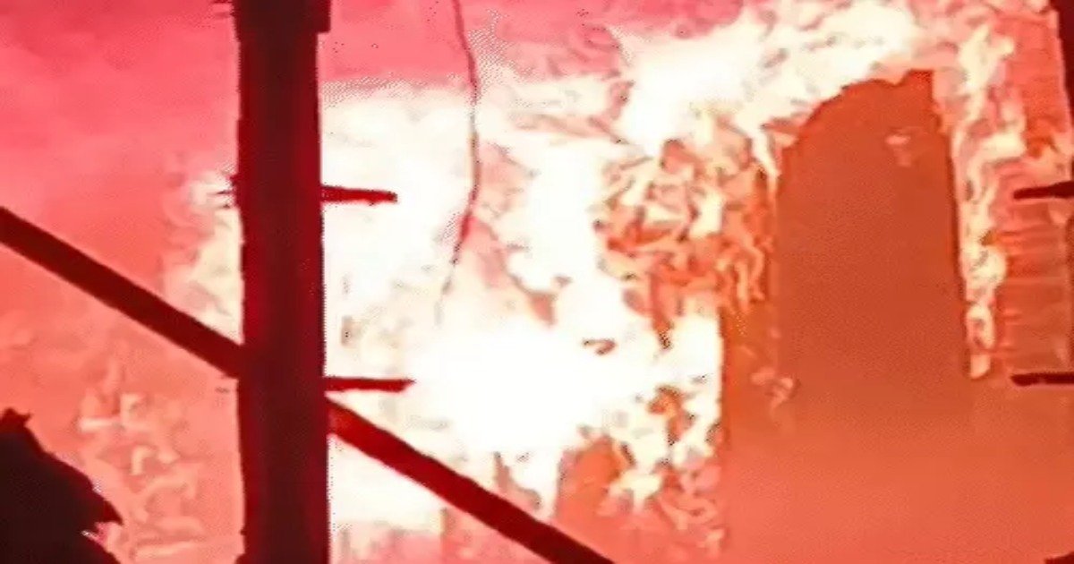 भीषण आग: शनिचरी बाजार में भीषण आग, 22 दुकानें जलकर राख, करोड़ों के नुकसान की आशंका