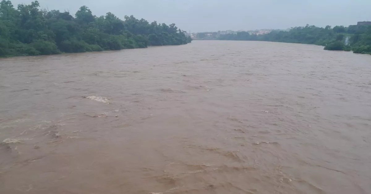 4 बहे: भारी बारिश से उफान पर नदी-नाले, दो बच्चों सहित 4 लोग नदी में बहे, रेस्क्यू ऑपरेशन जारी