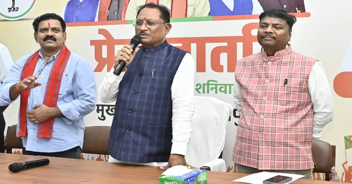 पहली बार राजधानी पहुंचे बीजापुर के सुदूर गांवों के युवा, मुख्यमंत्री से की मुलाकात, CM बोले- शांति और विकास राह पर बढ़ रहा है बस्तर, शासन की योजनाओं से बदली गांवों की तस्वीर