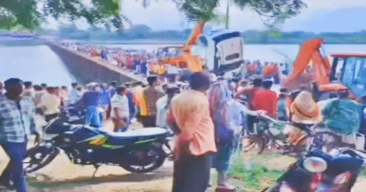 हादसा: पुल से टकराकर नदी में गिरी कार.. बघेल की मौत; तीन अन्य की हालत गंभीर