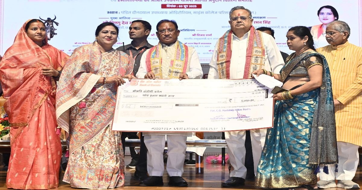 मुख्यमंत्री छत्तीसगढ़ हस्तशिल्प विकास बोर्ड की अध्यक्ष शालिनी राजपूत के पदभार ग्रहण समारोह में हुए शामिल, कहा- छत्तीसगढ़ में हस्तशिल्प विकास की अपार संभावना