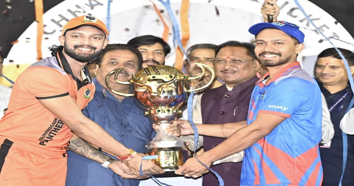 सीसीपीएल के फाइनल में रायपुर राइनोस और राजनांदगांव पैंथर्स टीम संयुक्त विजेता घोषित, CM ने सौंपा विजेता टीम को विनर्स कप