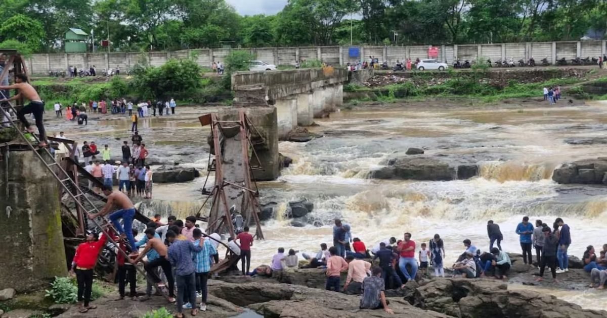 पुल ढहा: 25-30 लोग नदी में बहे, 5 के शव बरामद; रेस्क्यू ऑपरेशन जारी