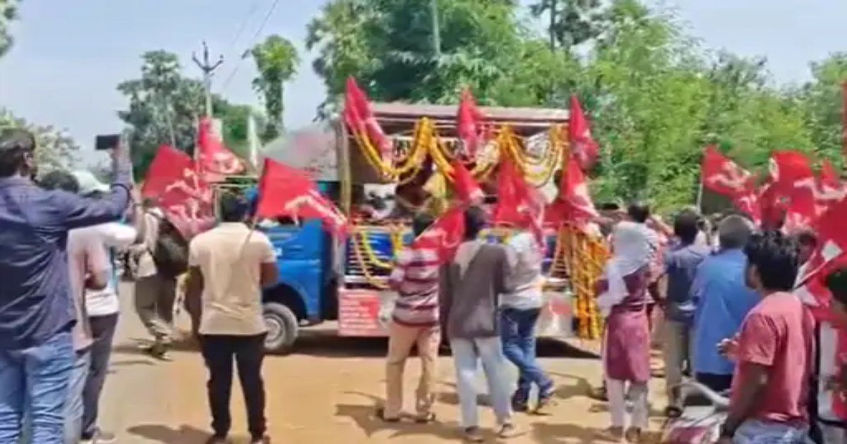 शर्मनाक: शहीदों की तरह निकली 40 लाख के इनामी नक्सली गजराला रवि की शव यात्रा, गांव में उमड़ा जनसैलाब
