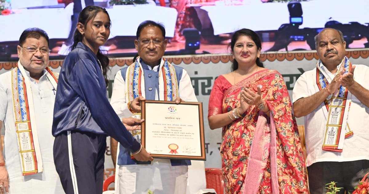 मुख्यमंत्री ने सार्थक एवं रक्षक अभियान का किया शुभारंभ, आयोग के 15 वें स्थापना दिवस पर पुलिस जवान, आंगनबाड़ी कार्यकर्ता और छात्राएं हुईं सम्मानित